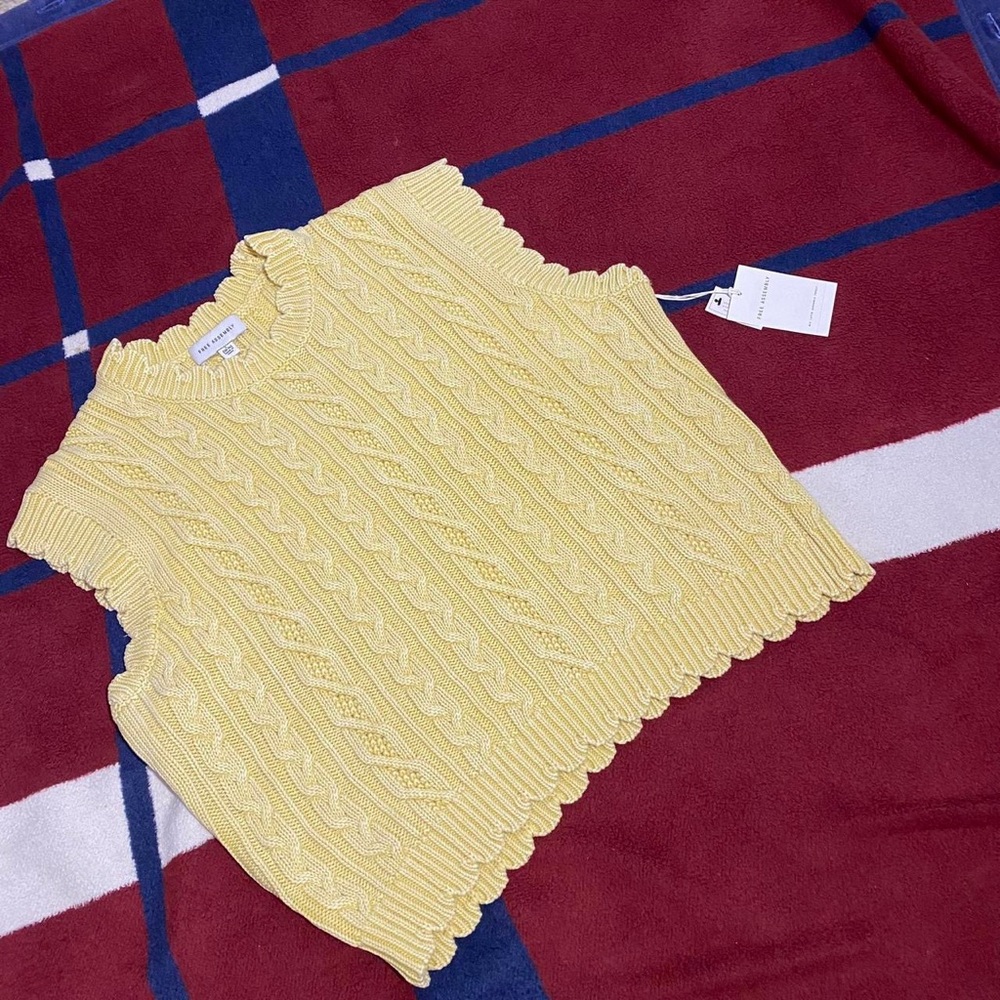 Free Assembly Women's Scalloped Cable Knit Cotton Yellow sweater vest L NWT